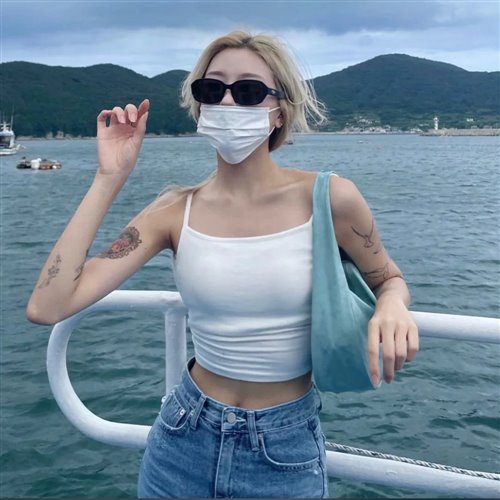 女DJ颗粒耳光舞花朵手势舞